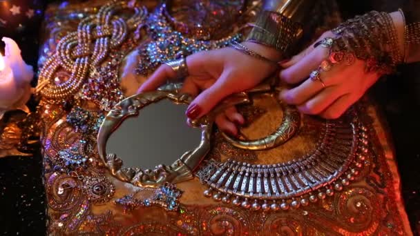 Bijoux et Accessoires Orientaux Dorés : Mains Féminines avec Bijoux et Miroirs . — Video