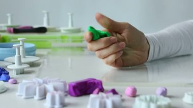 Sanatçı takı polimer kil, işlem yapar. Atölye