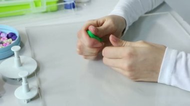 Sanatçı takı polimer kil, işlem yapar. Atölye