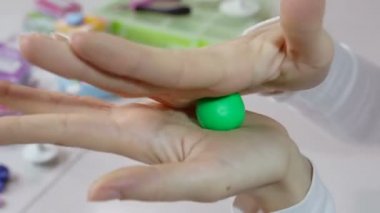 Sanatçı takı polimer kil, işlem yapar. Atölye