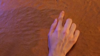 El Doları sembolü kuma çizimi. Plaj arka plan. Üstten Görünüm