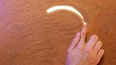 El barış sembolü (Pacifik) kuma çizimi. Plaj arka plan. Üstten Görünüm