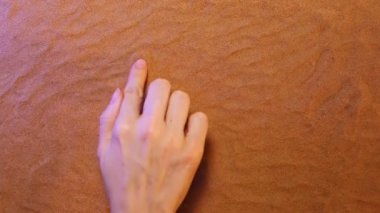 El OM sembolü kuma çizimi. Plaj arka plan. Üstten Görünüm