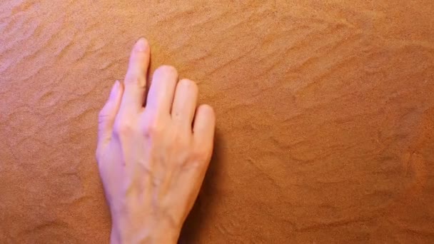 Hand geen symbool tekening in het zand. Beach achtergrond. Bovenaanzicht — Stockvideo