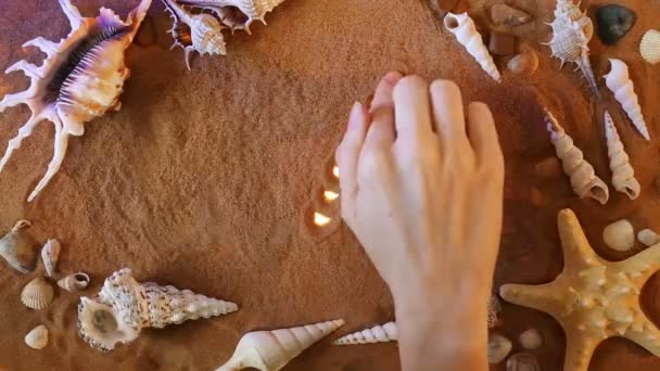 Dibujo a mano Palmeras símbolo en la arena. Fondo de playa. Vista superior — Vídeo de stock