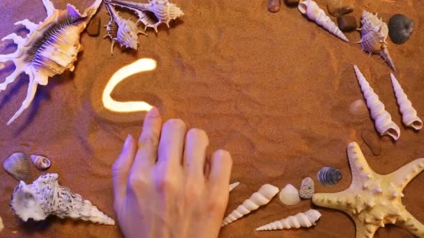 Dessin à la main Symbole de mer dans le sable. Fond de plage. Vue du dessus — Video