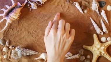 El sayısı beş 5 sembol kuma çizimi. Plaj arka plan. Üstten Görünüm