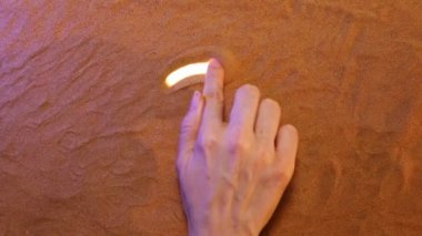 El kum güneş sembolü çizimi. Plaj arka plan. Üstten Görünüm