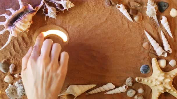 Χέρι σχέδιο Γκόα σύμβολο στην άμμο. Παραλία φόντο. Κάτοψη — Αρχείο Βίντεο
