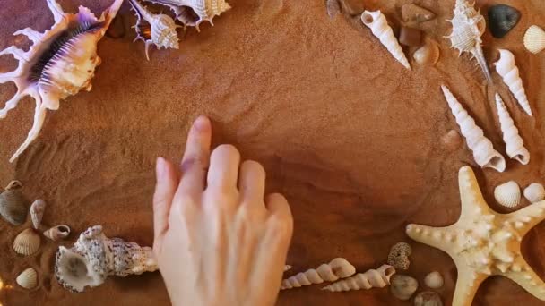 Desenho à mão Símbolo número um 1 na areia. Fundo de praia. Vista superior — Vídeo de Stock