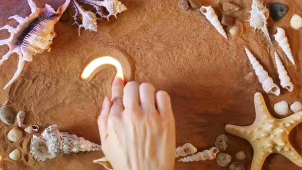 Dessin à la main Om Symbole dans le sable. Fond de plage. Vue du dessus — Video