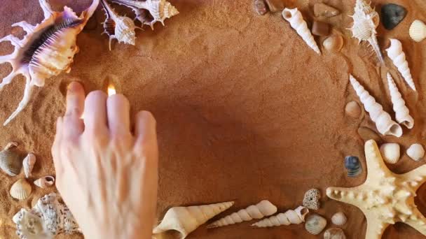 Dessin à la main Symbole Tan dans le sable. Fond de plage. Vue du dessus — Video