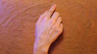 El kuma yıldırım sembolü çizimi. Plaj arka plan. Üstten Görünüm