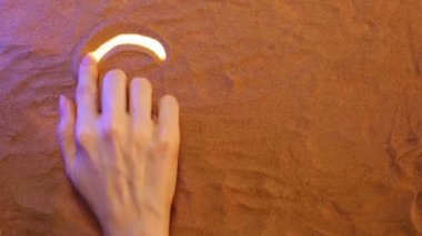 El Goa sembolü kuma çizimi. Plaj arka plan. Üstten Görünüm