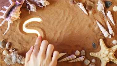 El Spa sembolü kuma çizimi. Plaj arka plan. Üstten Görünüm