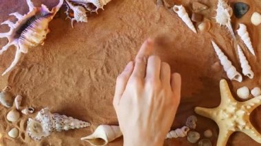 El numarası altı 6 sembol kuma çizimi. Plaj arka plan. Üstten Görünüm