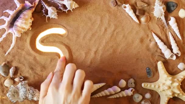 Kézzel Spa szimbólum a homokba. Strand hátteret. Szemközti nézet — Stock videók