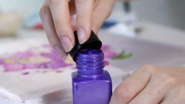 Batik süreci: Sanatçı boyalar kumaş, Batik yapma. 