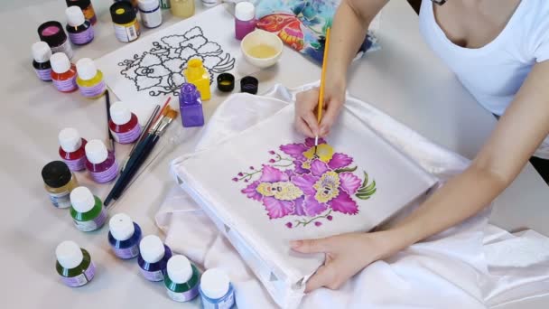 Processus de Batik : Peintures d'artiste sur tissu, fabrication de Batik . — Video