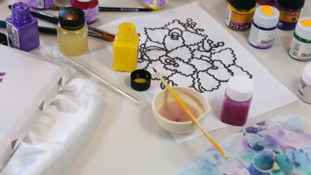 Proceso de Batik: Pinturas de artista sobre tela, fabricación de Batik . — Vídeo de stock