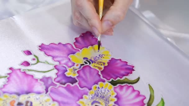 Batik-Verfahren: Künstler malt auf Stoff, Batik-Herstellung. — Stockvideo