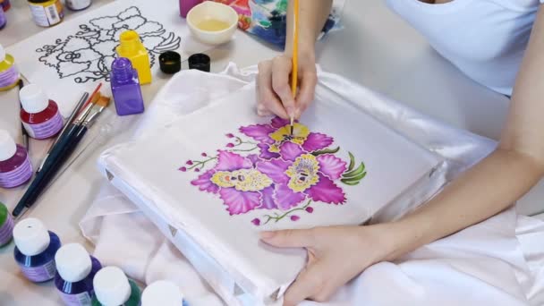 Batik proces: Kunstenaar verven op stof, Batik te maken. — Stockvideo