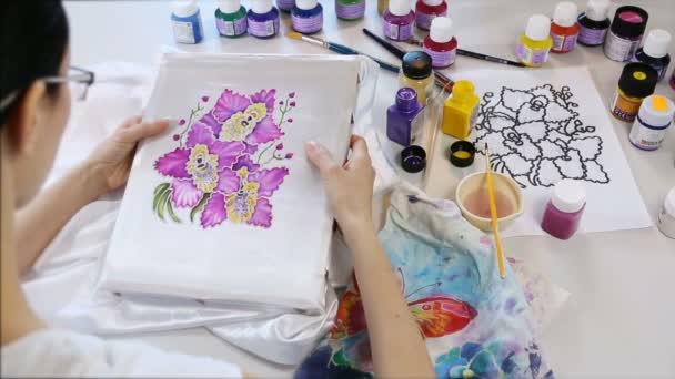 Batik proces: Kunstenaar verven op stof, Batik te maken. — Stockvideo