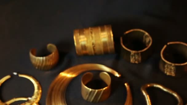 Set van mooie oosterse gouden sieraden (Indiase, Arabische, Afrikaanse, Egyptische) — Stockvideo