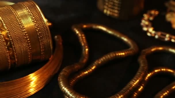 Set van mooie oosterse gouden sieraden (Indiase, Arabische, Afrikaanse, Egyptische) — Stockvideo