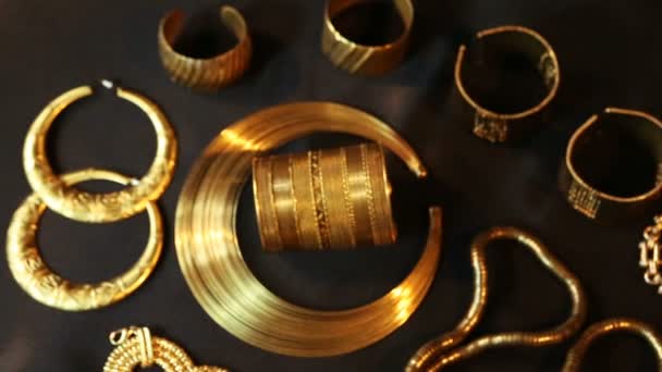 Set van mooie oosterse gouden sieraden (Indiase, Arabische, Afrikaanse, Egyptische) — Stockvideo