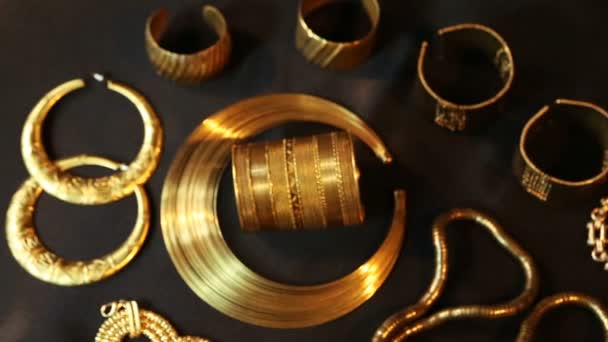 Set di bellissimi gioielli in oro orientale (indiano, arabo, africano, egiziano ) — Video Stock