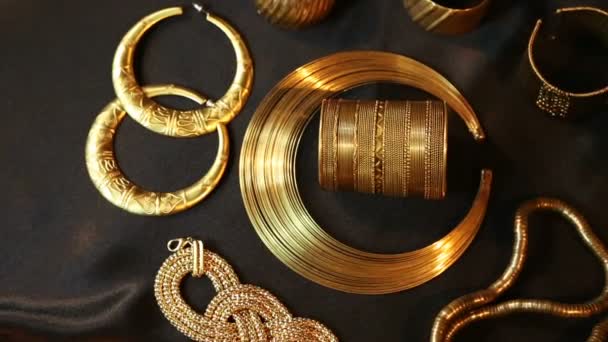 Set de hermosas joyas de oro orientales (indias, árabes, africanas, egipcias) ) — Vídeo de stock