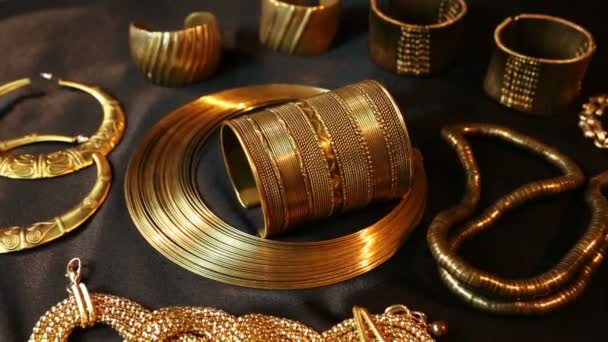 Zestaw piękne orientalne Biżuteria złota (Indyjski, Arab, afrykański, egipski) — Wideo stockowe
