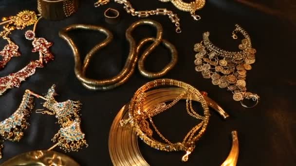 Schatz, Set wunderschöner orientalischer Goldschmuck (indisch, arabisch, afrikanisch, ägyptisch)) — Stockvideo