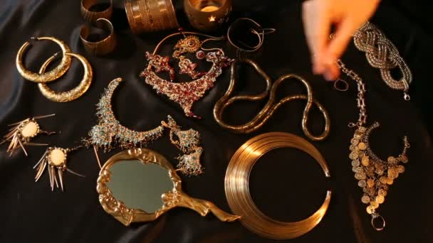 Tesoro, Conjunto de hermosas joyas de novia de oro oriental (indio, árabe, africano, egipcio ) — Vídeo de stock