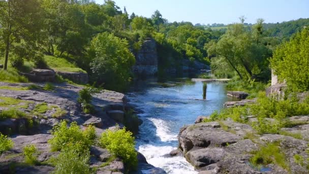 Buki Canyon val, Oekraïens Falls, prachtige waterval — Stockvideo