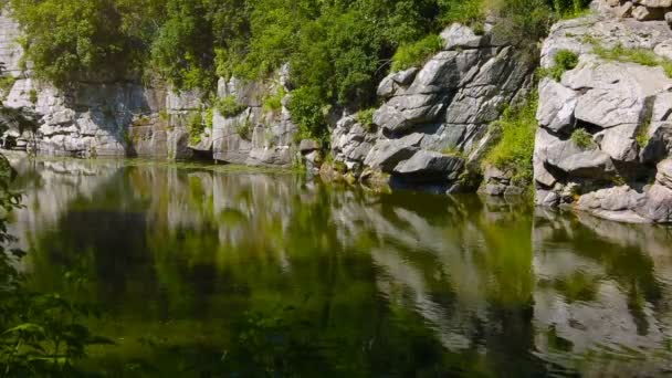 Buki Canyon val, Oekraïens Falls, prachtige waterval — Stockvideo