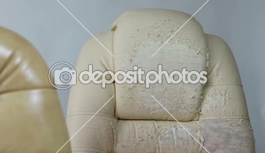 Eski ve yeni Crannied ofis patron koltuğu (koltuk). Eski döşeme büyüdü. Restorasyon