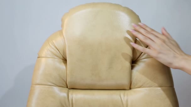 Femme toucher la main nouvelle chaise de patron de bureau en cuir (fauteuil ) — Video