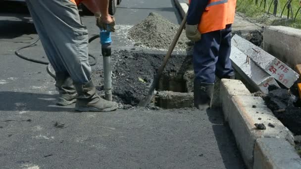 Pavage routier. Travailleurs pose de pierre asphalte de mastic pendant les travaux de réparation de la rue . — Video