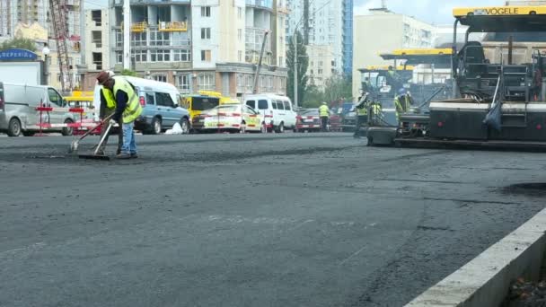 Kijów, Ukraina LIP 2016: Droga chodnikowe, budowlane. — Wideo stockowe