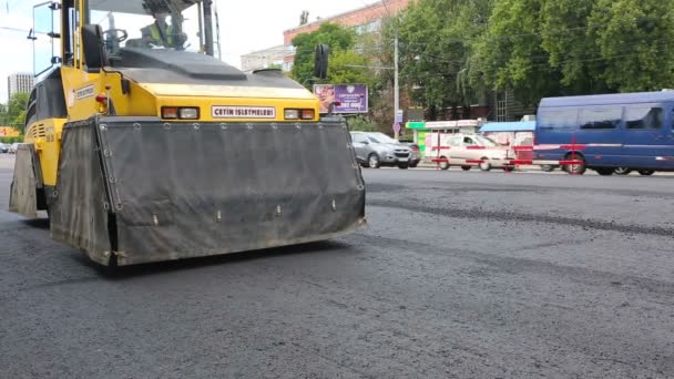 Київ 2016 липня: Дорога тротуарна плитка, будівництво. — стокове відео