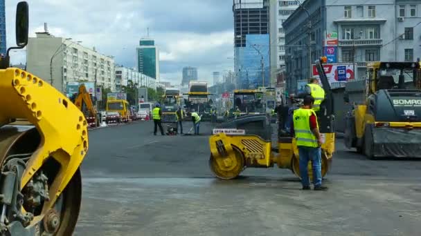 Kiev, Ucraina Lug 2016: Pavimentazione stradale, costruzione . — Video Stock