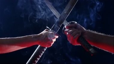 Japon samuray savaşçıları kılıç ile mücadele. Bıçak yakın çekim