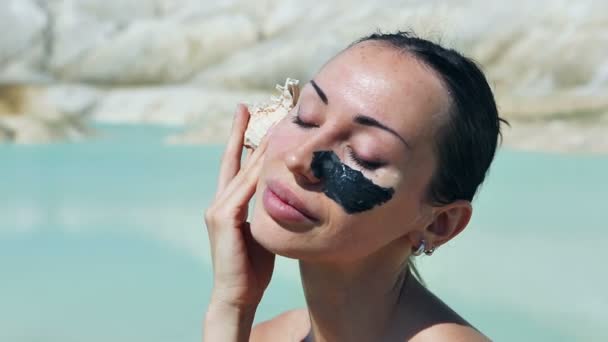 Femme avec masque facial en argile noire. Beauté, Bien-être. Spa Extérieur — Video