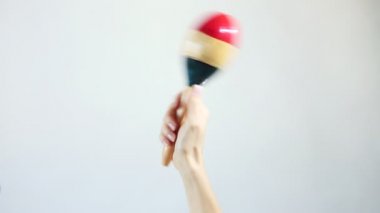 Marakas (Shakers), beyaz arka plan oynayan eller
