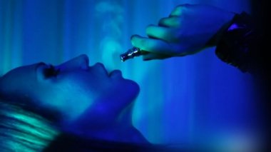 Gece parti, gece hayatı. Güzel seksi kadın dinlendirici bir gece kulübünde Chill-Out