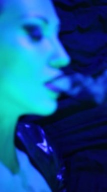 Gece parti, gece hayatı. Güzel seksi kadın dinlendirici bir gece kulübünde Chill-Out