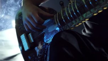 RAGA Sitar oynayan adam. Portre. Doğu müzik. Hint geleneksel yaylı çalgılar. Akşam konser.