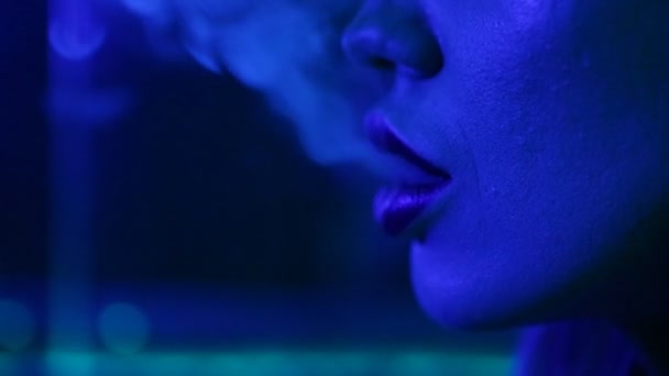 Night Party, nattliv. Vacker sexig kvinna avkopplande i Chill-out i en nattklubb — Stockvideo